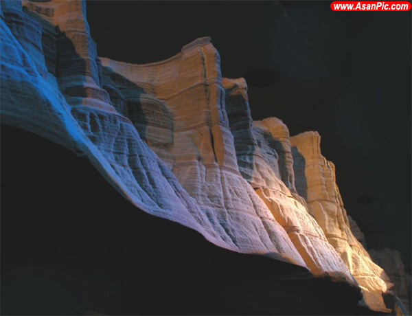 هنرنمایی با کنده کاری کتاب ها