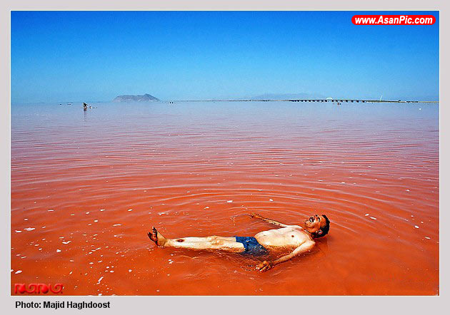 تصاویر جالب لجن درمانی در دریاچه ارومیه