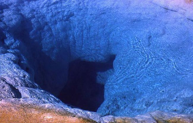 چشمه ای با رنگ های شگفت انگیز!