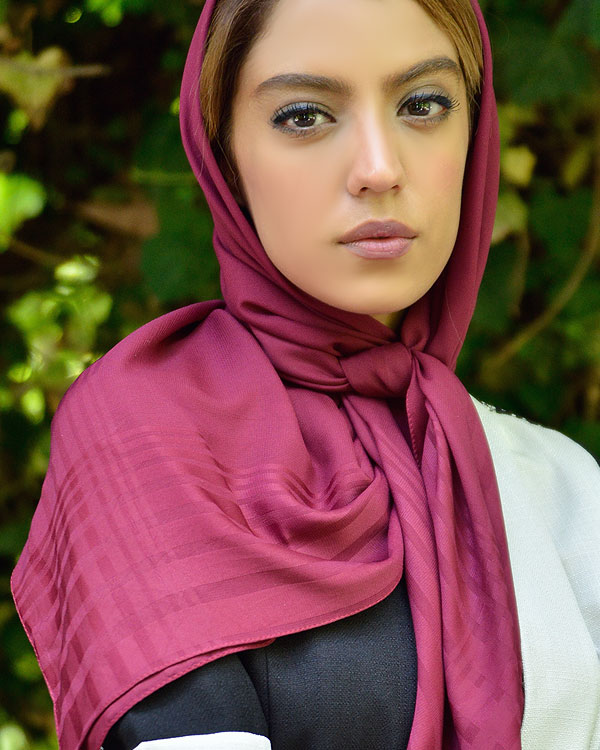روسری حریر ترک ساده در ابعادی بزرگ با رنگی چشم نواز