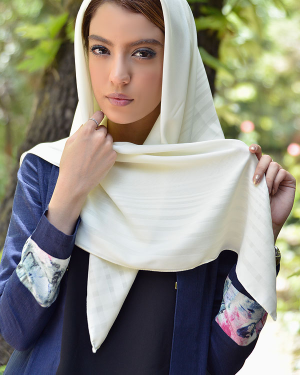 روسری حریر شیری ساده با ابعاد مناسب و جنس عالی
