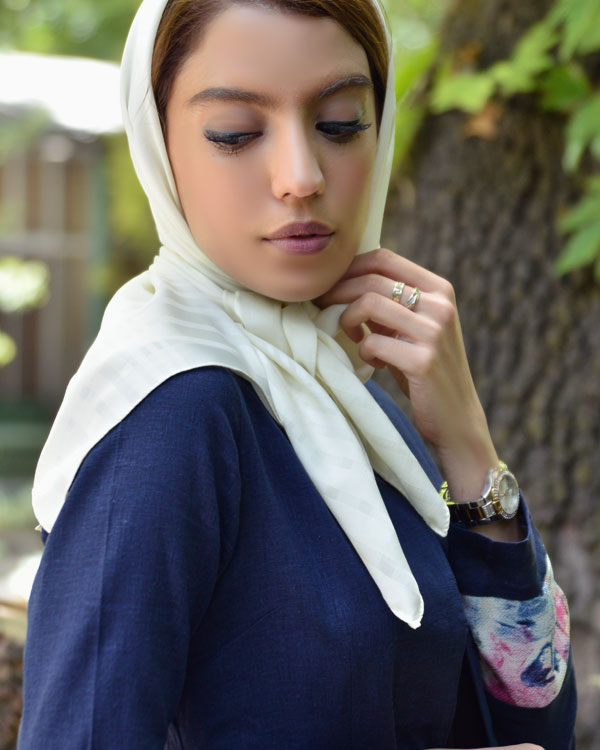 روسری حریر شیری ساده با ابعاد مناسب و جنس عالی