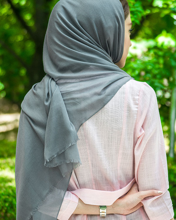 شال طوسی ساده نخی بسیار سبک تشکیل شده از نخ خالص
