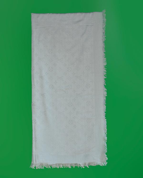 روسری نخی طرح LV قواره دار مناسب برای استفاده در فصل پاییز
