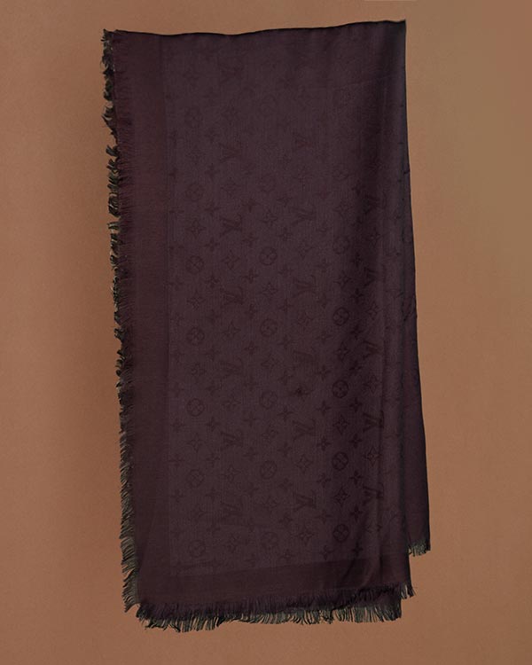 روسری نخی طرح LV قواره دار مناسب برای استفاده در فصل پاییز